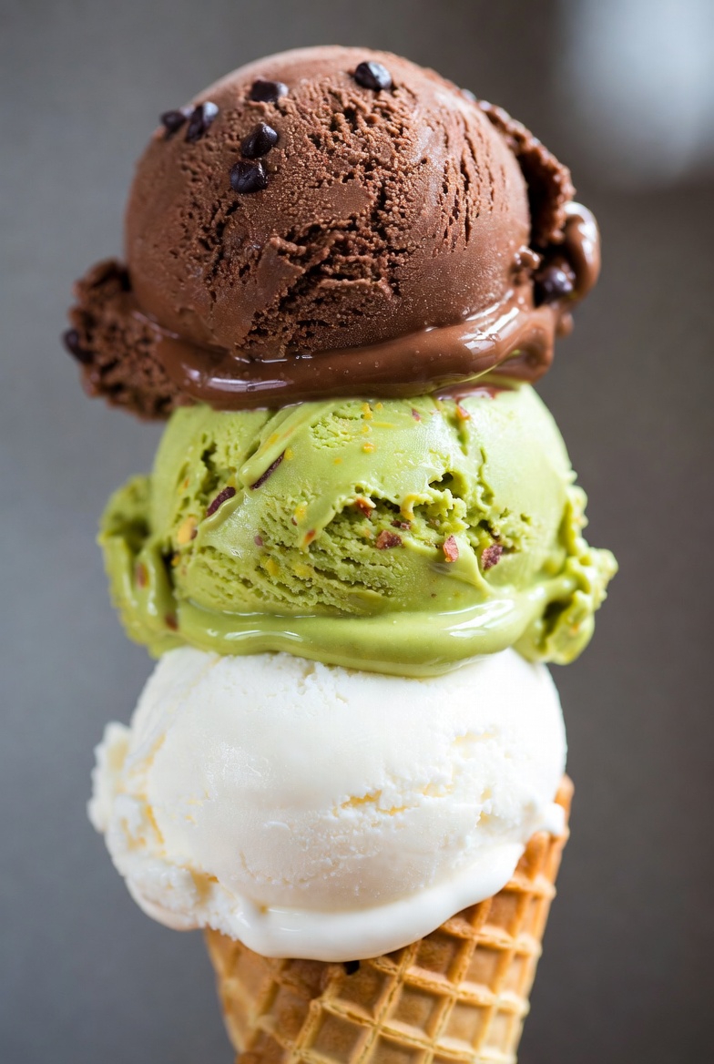 Verschiedene bunte Eiskugeln in einer knusprigen Waffel